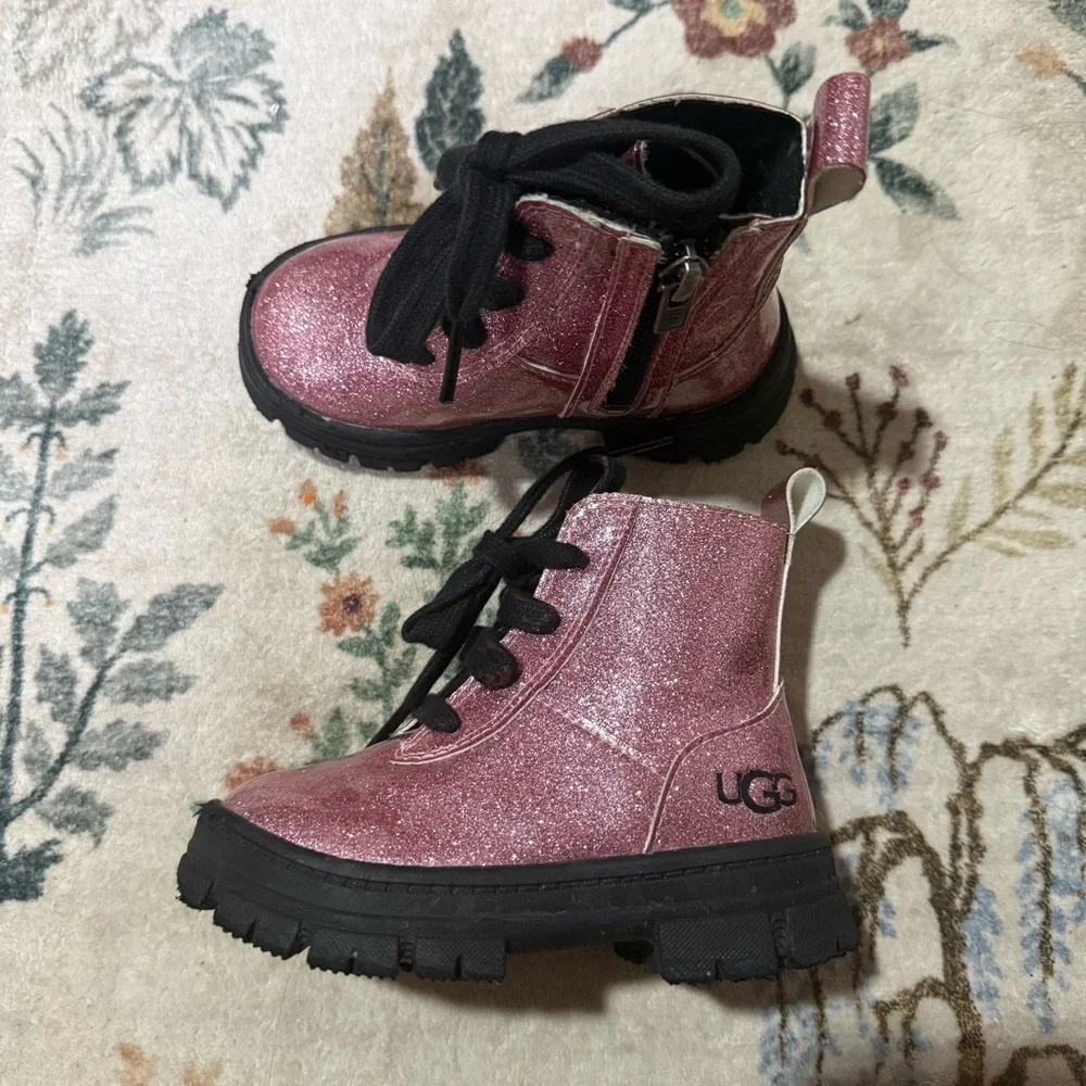 UGG shimmering pink